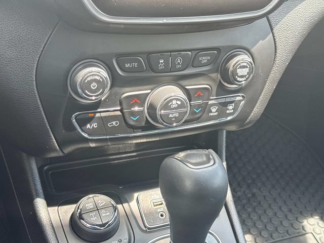 Used 2021 Jeep Cherokee Trailhawk AWD/4WD image 32
