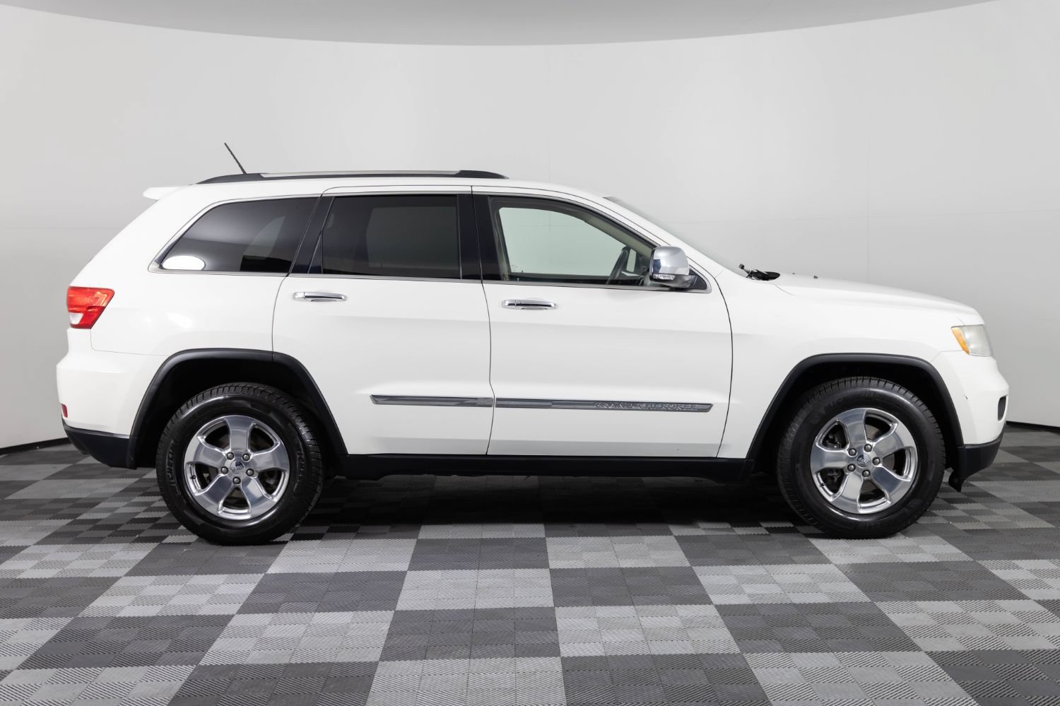 Used 2011 Jeep Grand Cherokee Limited AWD/4WD image 9