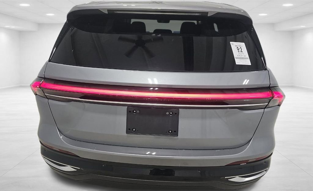 Used 2025 Lincoln Nautilus Premier image 4