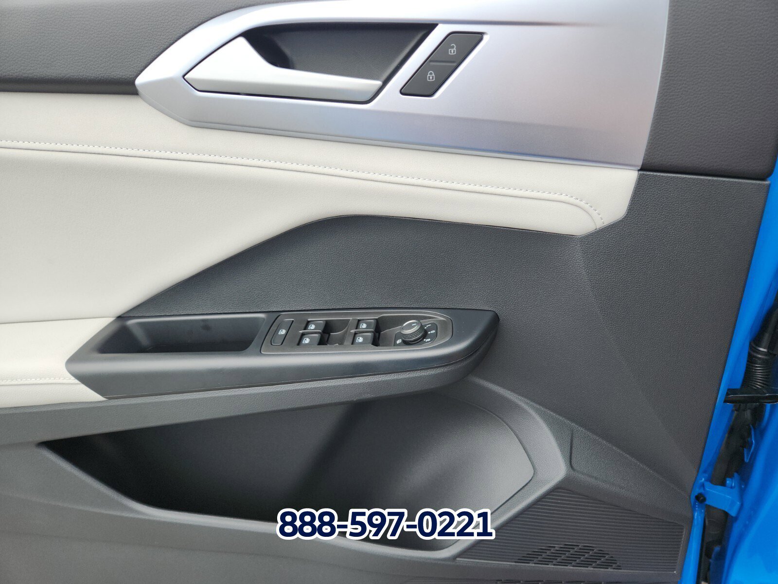 New 2025 Volkswagen Taos SE image 17