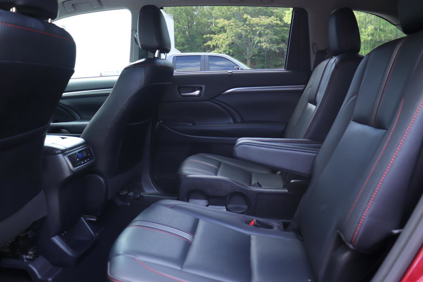 Used 2019 Toyota Highlander SE FWD image 12