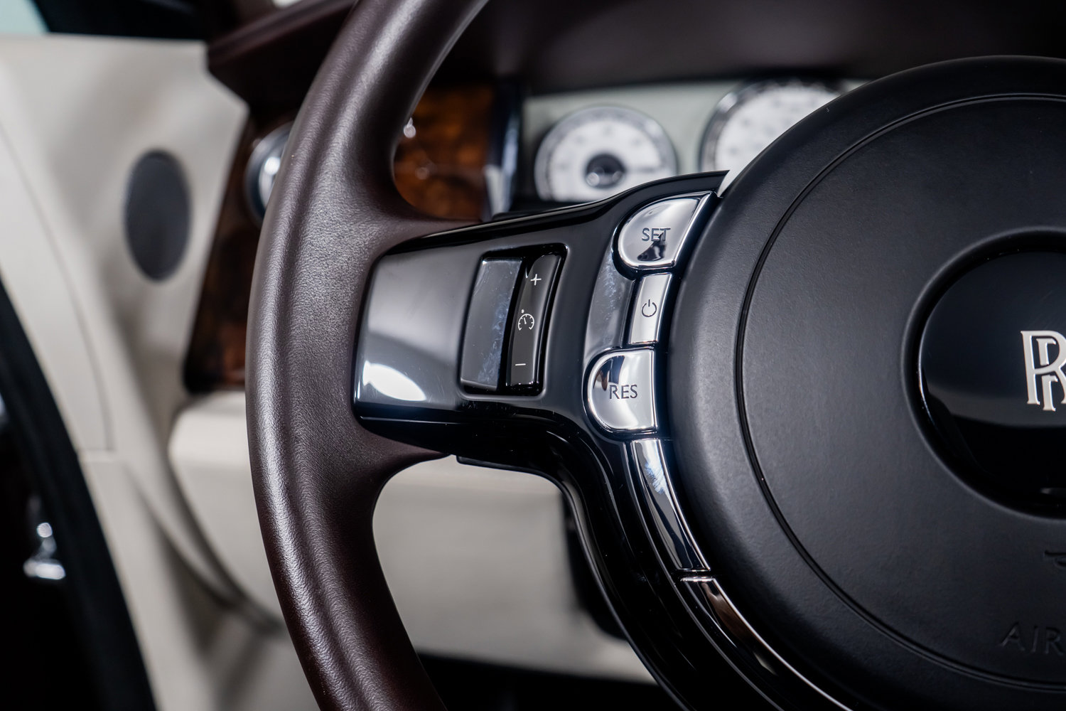 Used 2017 Rolls-Royce Dawn image 39