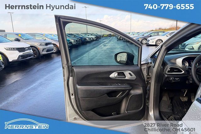 Used 2022 Chrysler Pacifica Touring-L w/ S Appearance Package image 13