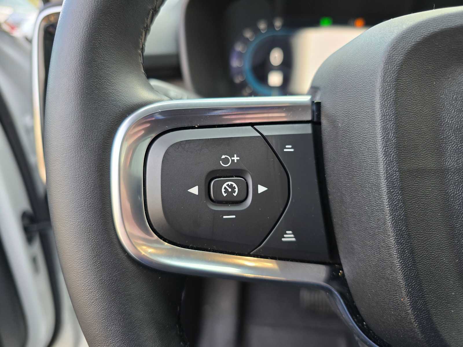 Used 2025 Volvo XC40 B5 Core w/ Protection Package Premier image 30