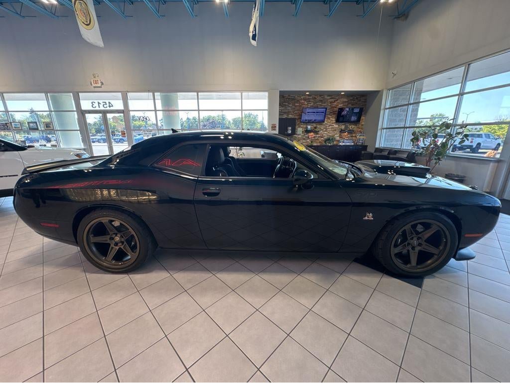 Used 2016 Dodge Challenger R/T Scat Pack w/ Leather Interior Group RWD image 17