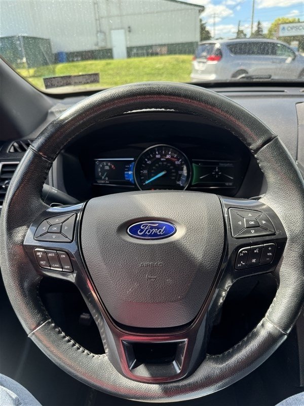Used 2017 Ford Explorer XLT w/ Equipment Group 202A AWD/4WD image 16