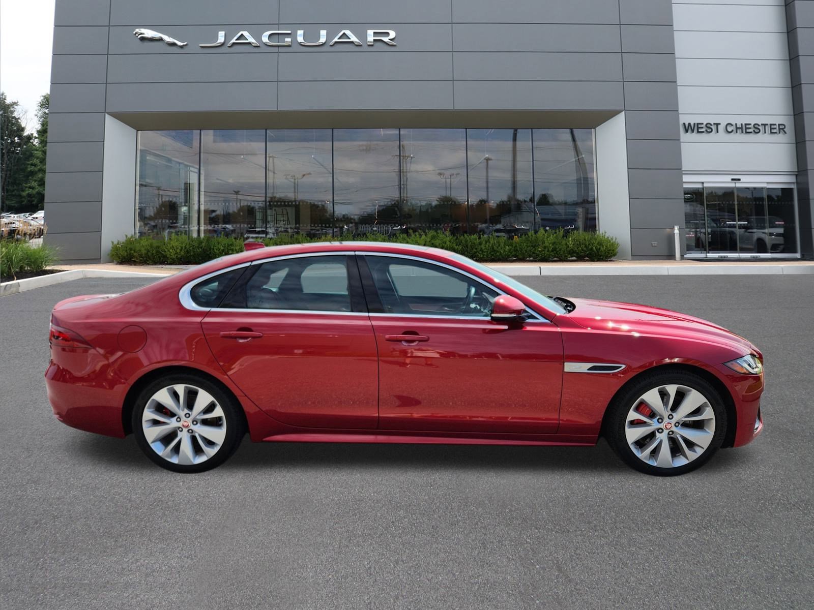 Certified 2022 Jaguar XF R-Dynamic SE image 4