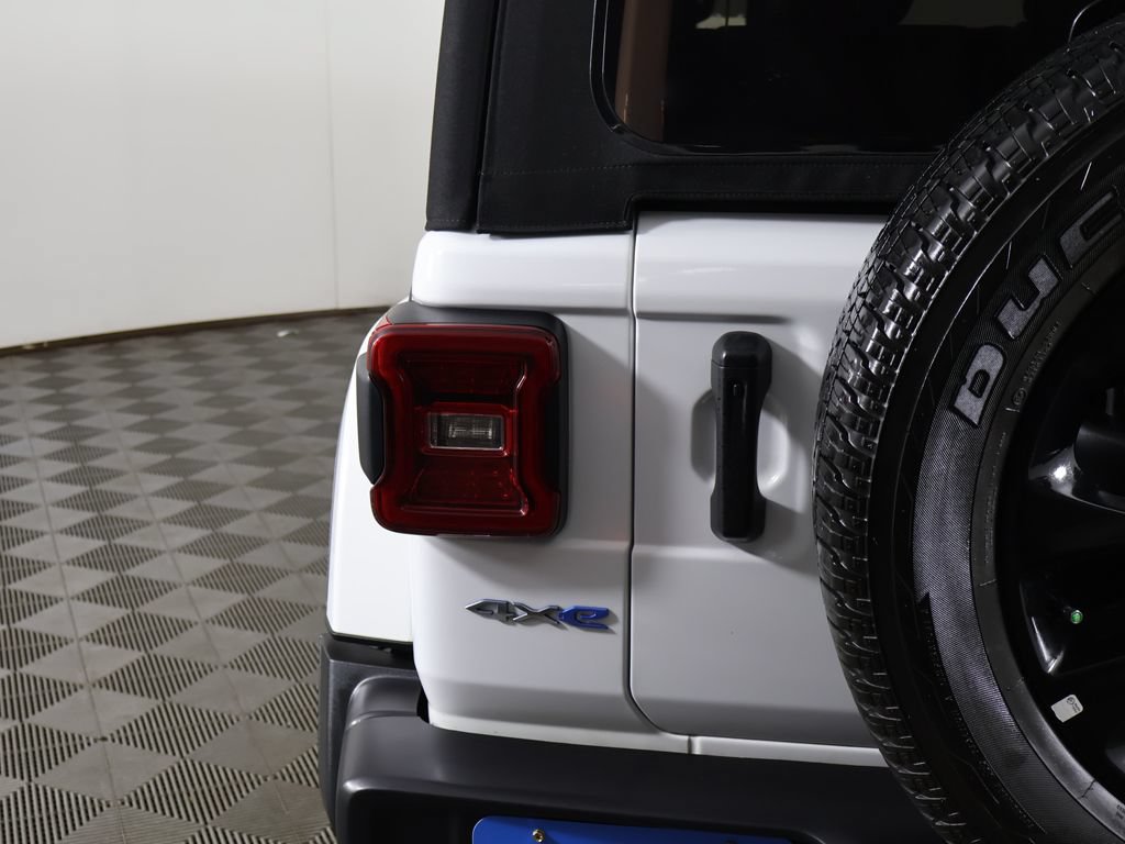 Used 2022 Jeep Wrangler Unlimited Sahara w/ Cold Weather Group AWD/4WD image 12