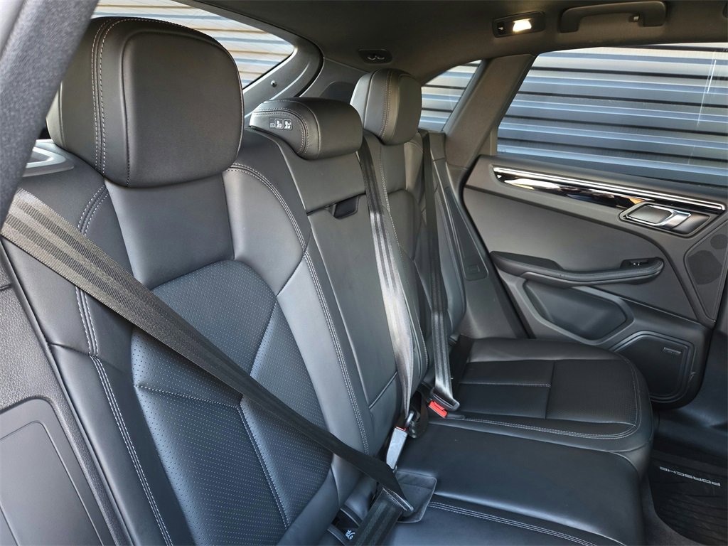 Used 2025 Porsche Macan image 21