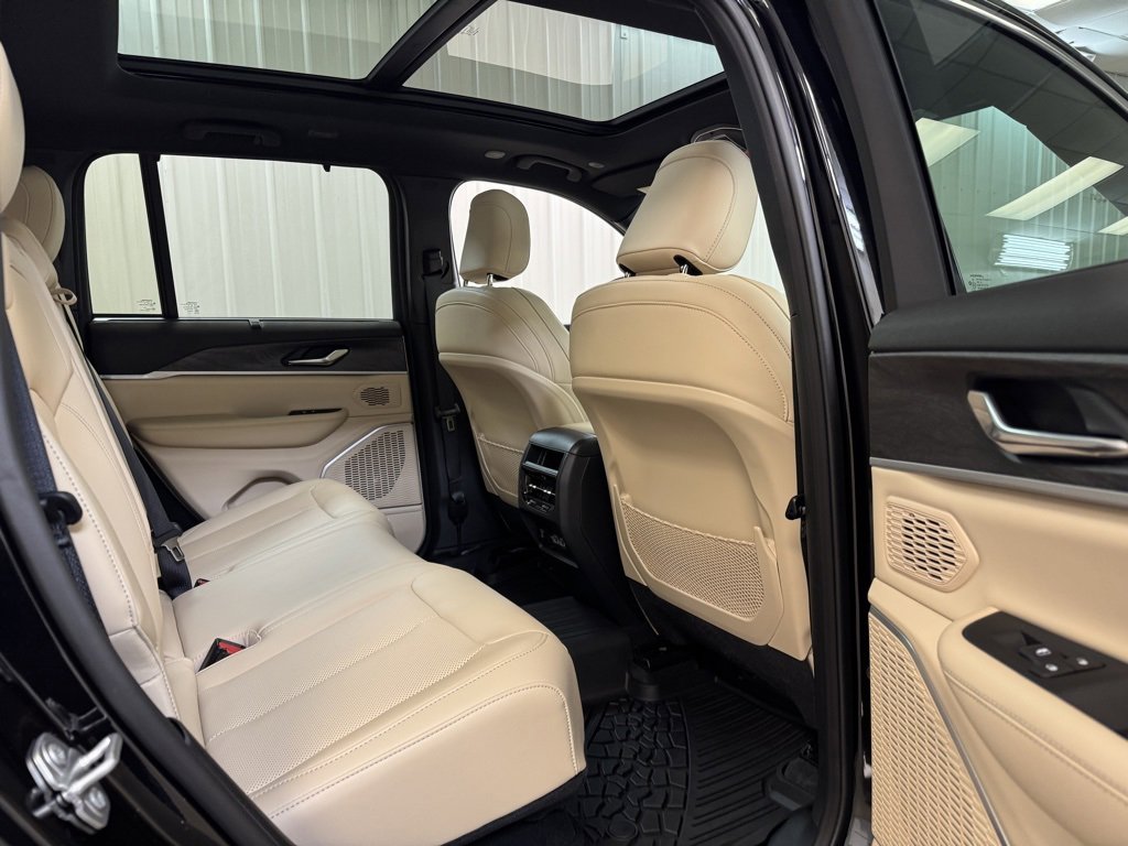 Used 2025 Jeep Grand Cherokee Limited 4xe w/ Luxury Tech Group II image 27