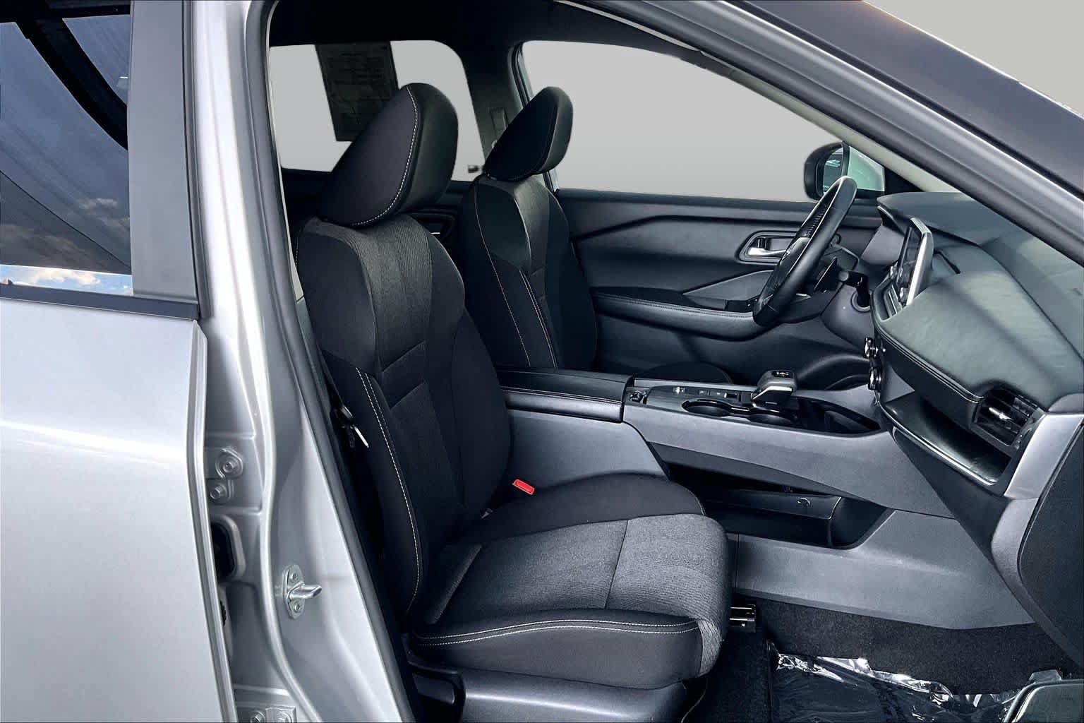 Used 2025 Nissan Rogue SV FWD image 18