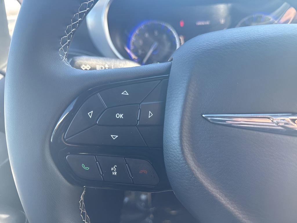 Used 2025 Chrysler Pacifica Limited image 25