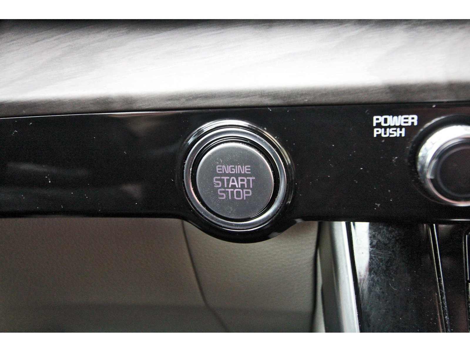 Used 2024 Kia Carnival EX FWD image 30