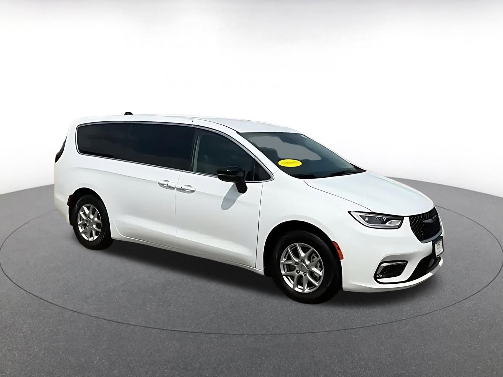 Used 2024 Chrysler Pacifica Touring-L image 2