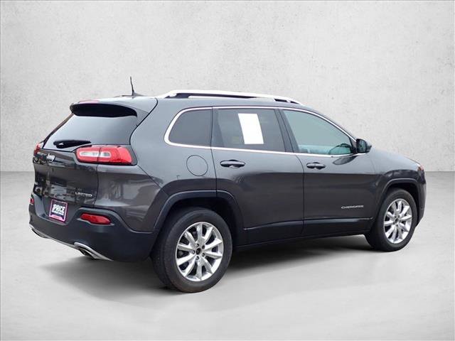 Used 2017 Jeep Cherokee Limited w/ Luxury Group AWD/4WD image 4