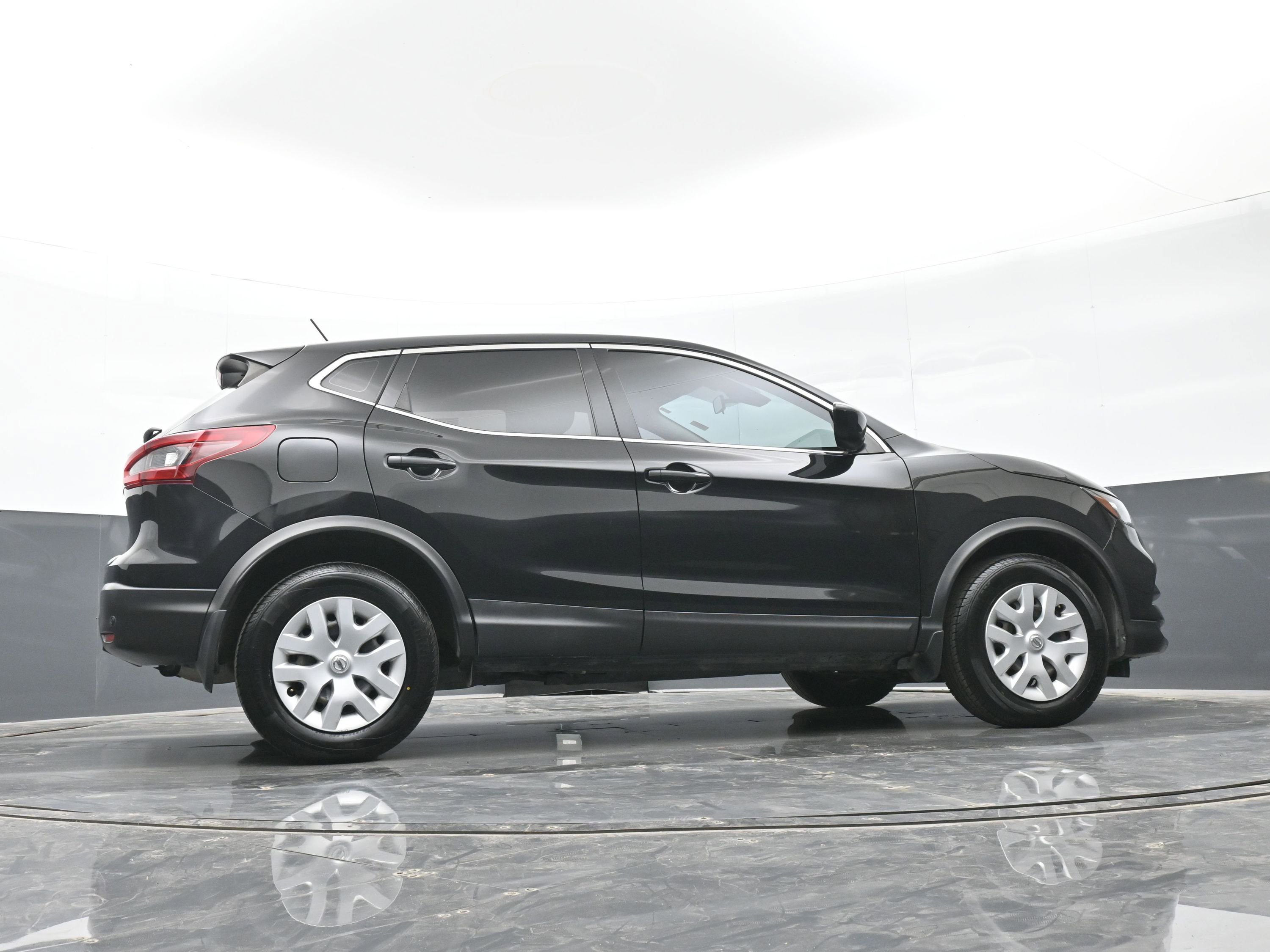 Used 2020 Nissan Rogue Sport S image 40