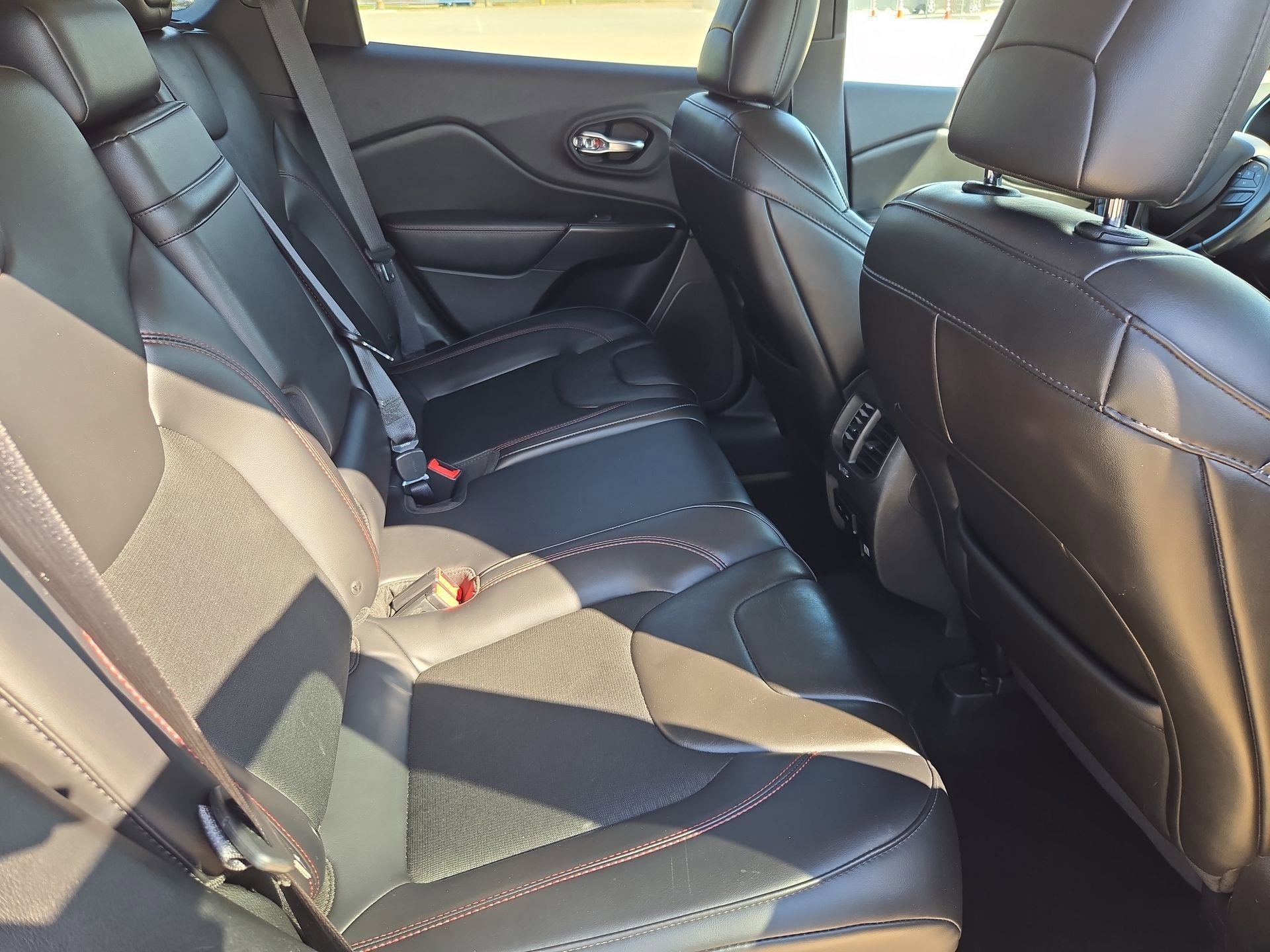 Used 2019 Jeep Cherokee Trailhawk AWD/4WD image 30
