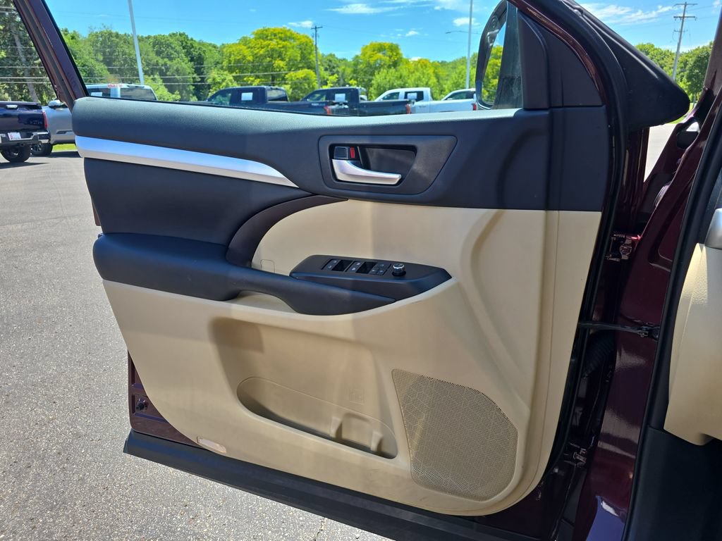 Certified 2019 Toyota Highlander XLE AWD/4WD image 30