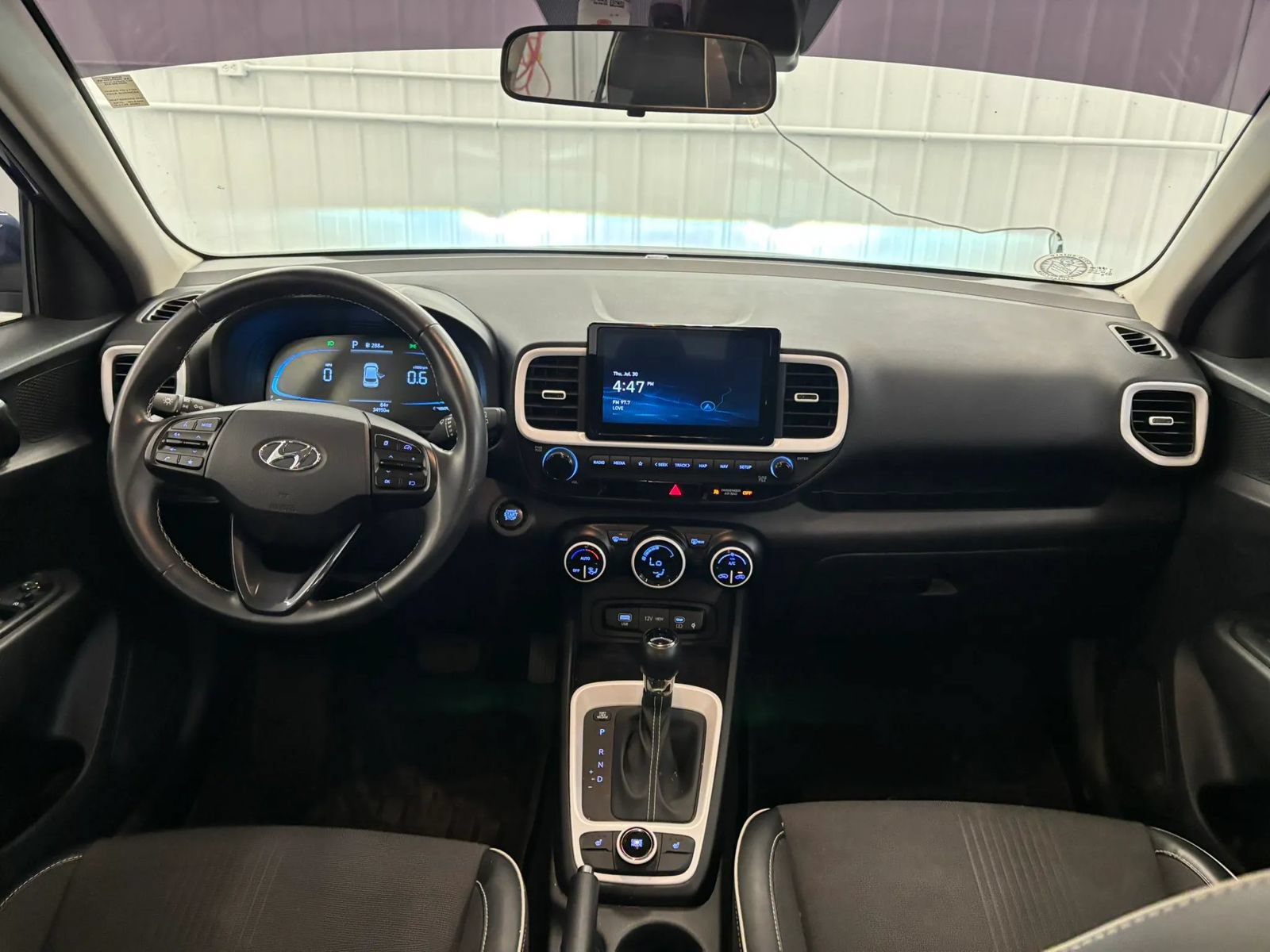 Used 2023 Hyundai Venue Limited FWD image 19