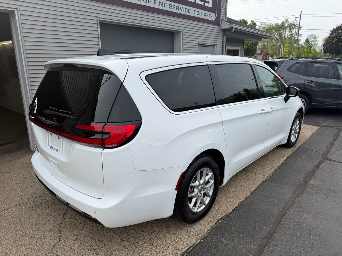 Used 2025 Chrysler Pacifica Select FWD image 3