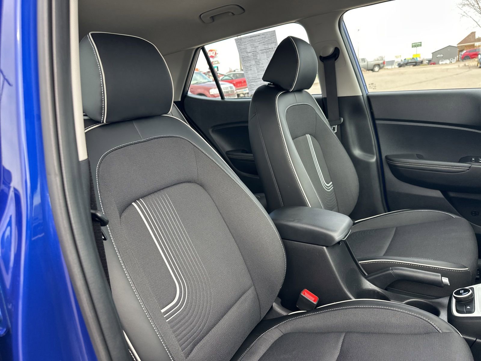 Used 2023 Hyundai Venue Limited FWD image 27