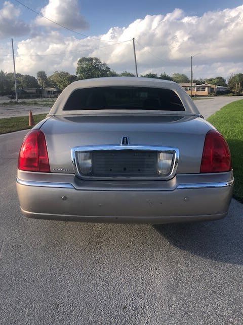 Used 2003 Lincoln Town Car Executive RWD image 5