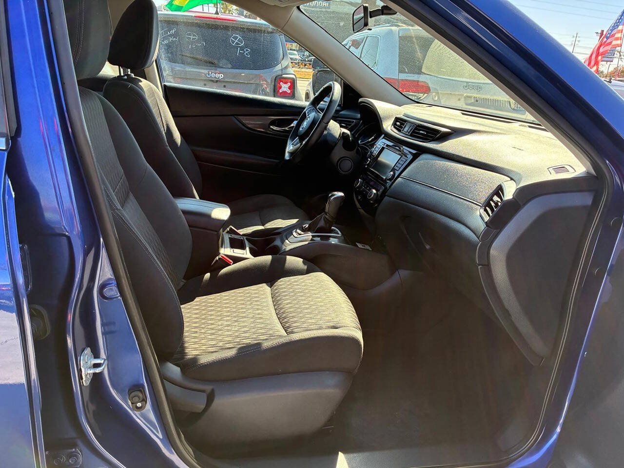 Used 2018 Nissan Rogue SV FWD image 9