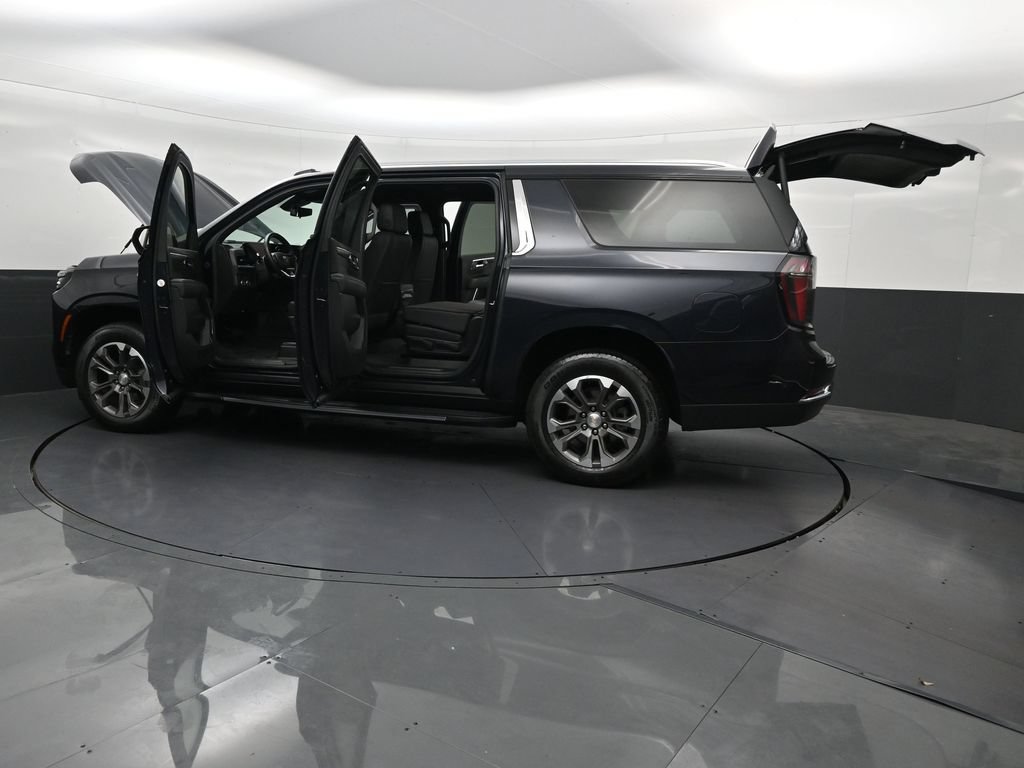 Used 2025 Chevrolet Suburban LT RWD image 36