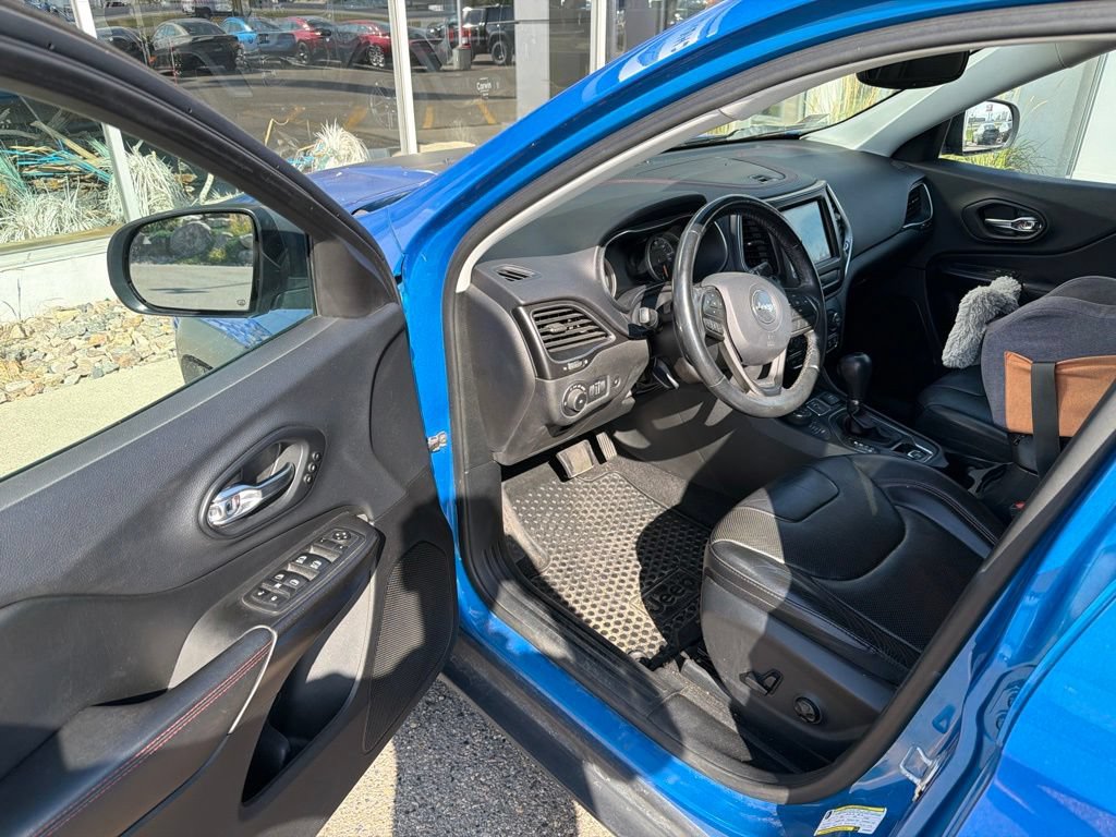 Used 2019 Jeep Cherokee Trailhawk AWD/4WD image 5