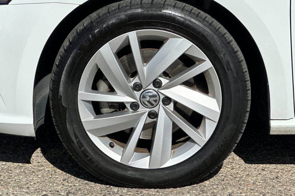 Used 2018 Volkswagen Passat 2.0T SE image 25