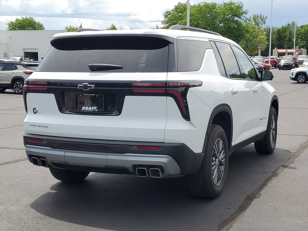 Used 2025 Chevrolet Traverse LT w/ Driver Confidence Package FWD image 3