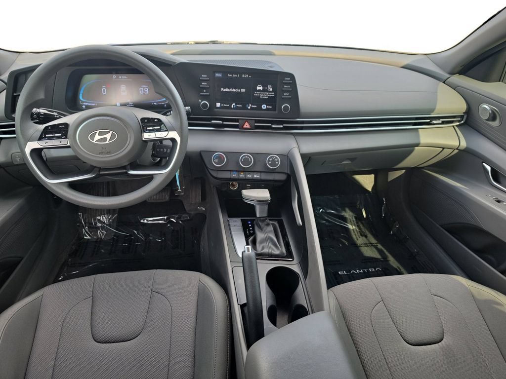 Certified 2025 Hyundai Elantra SE FWD image 13