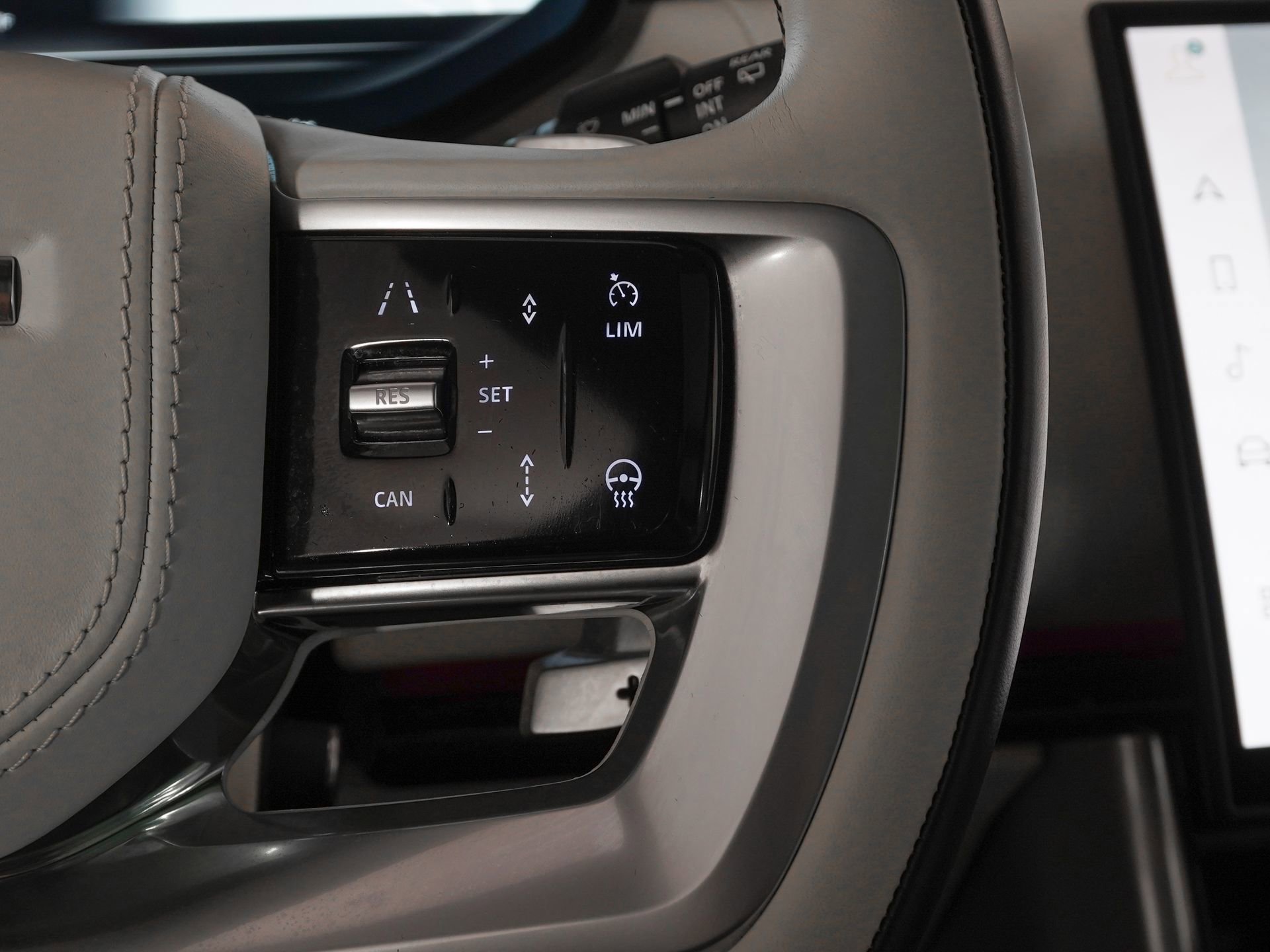 Used 2023 Land Rover Range Rover SE image 9