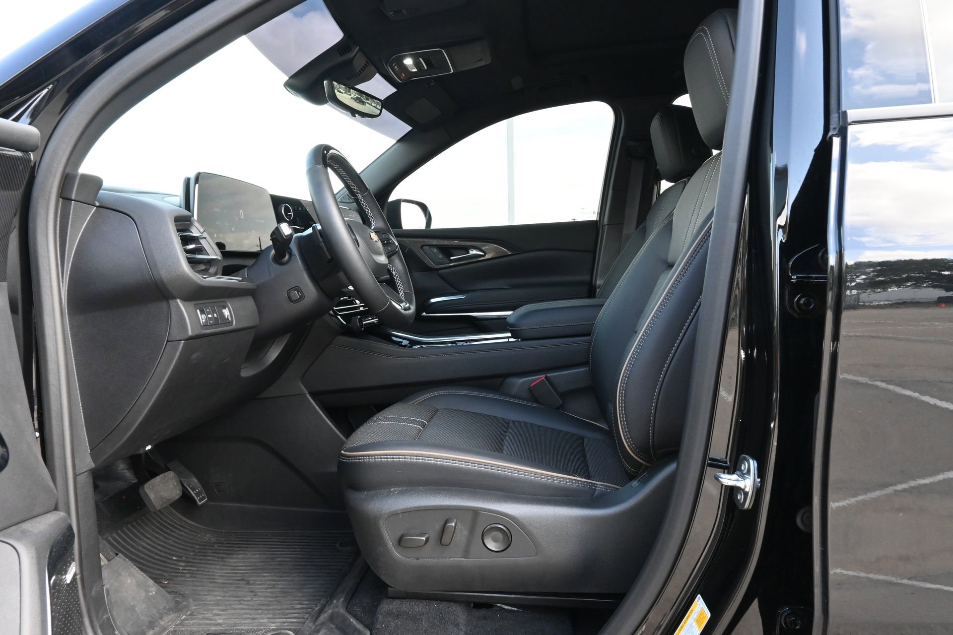 Used 2025 Chevrolet Traverse High Country FWD image 17