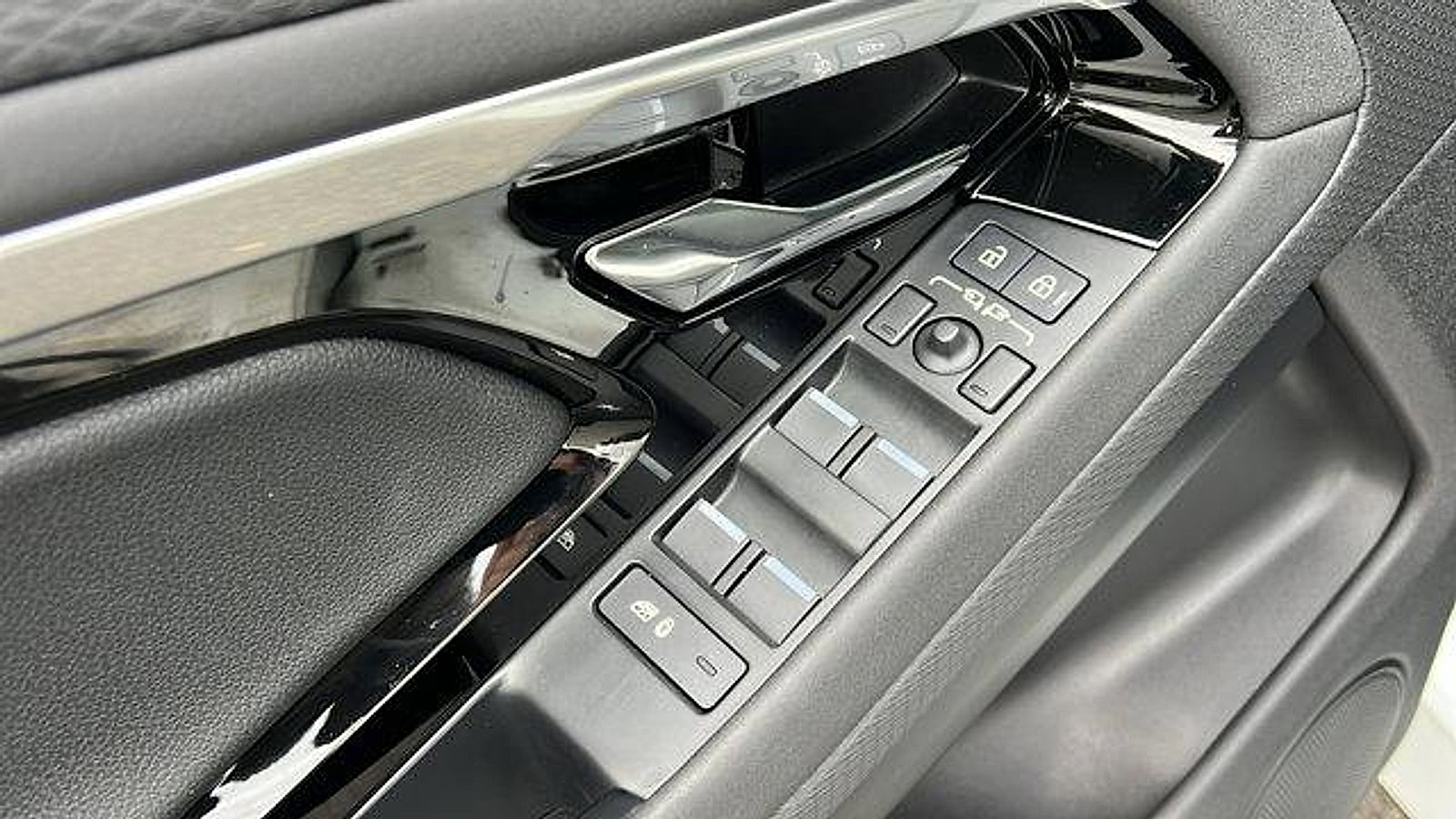 Used 2023 Land Rover Range Rover Evoque R-Dynamic S image 15