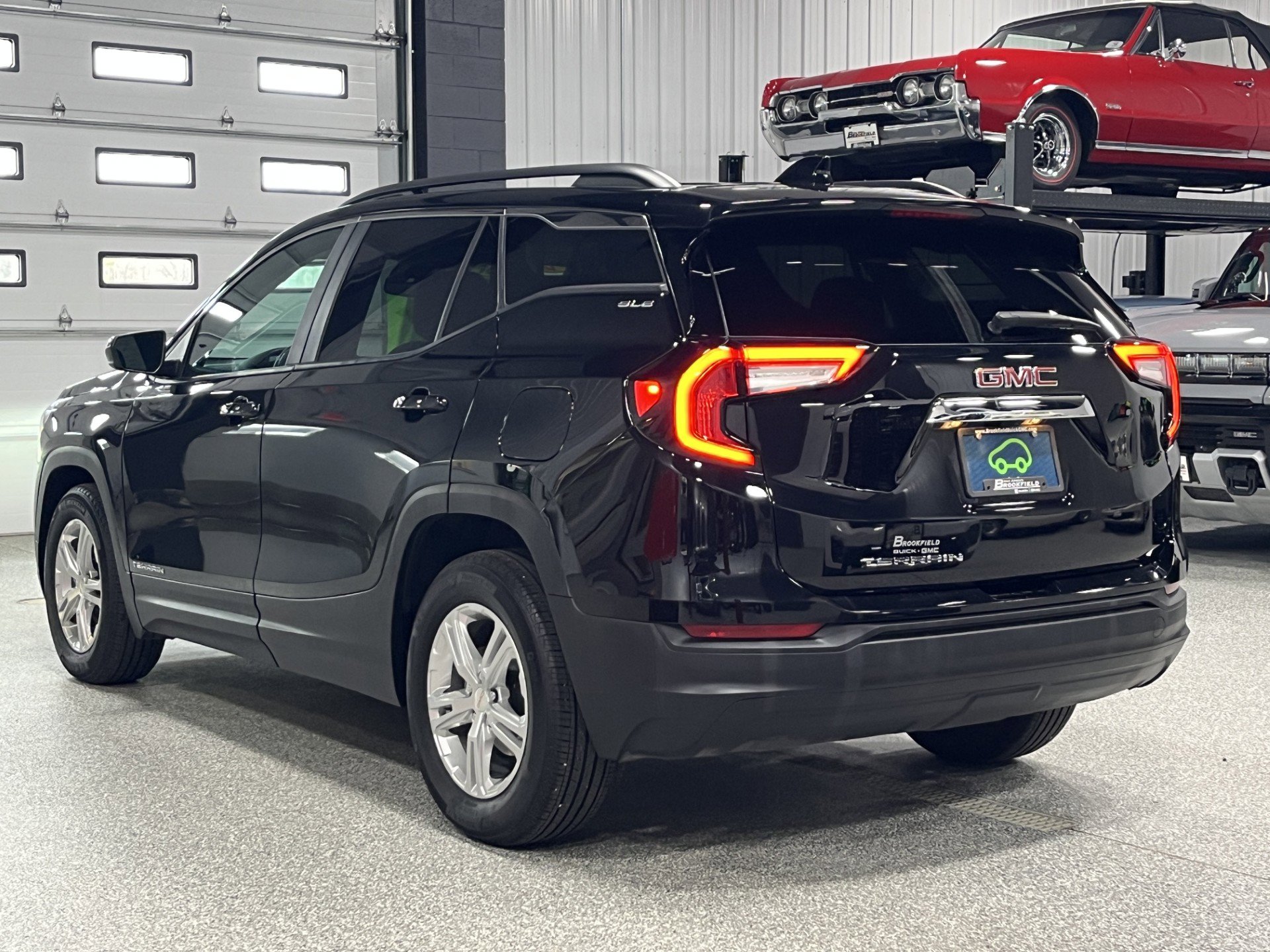 Used 2022 GMC Terrain SLE w/ Driver Convenience Package image 3