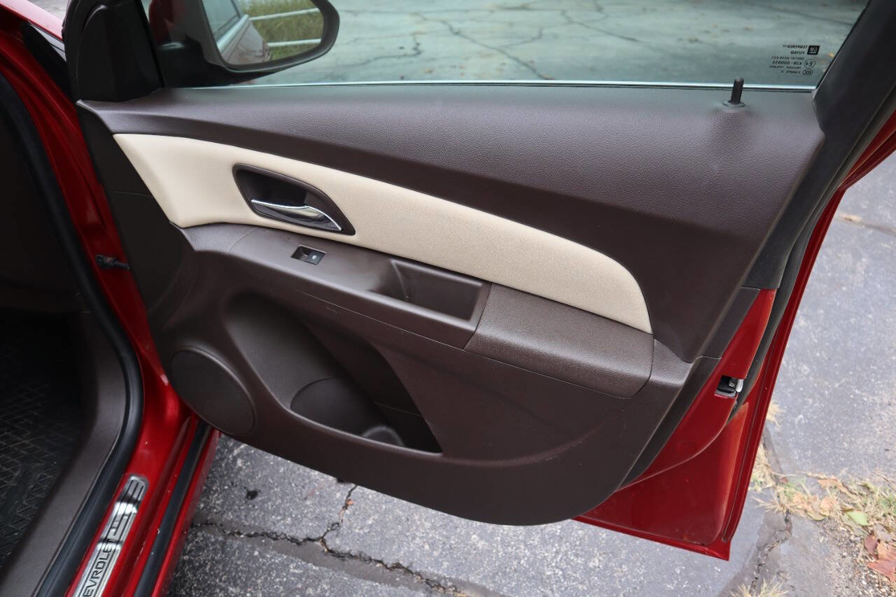 Used 2014 Chevrolet Cruze Diesel w/ Enhanced Safety Package image 25