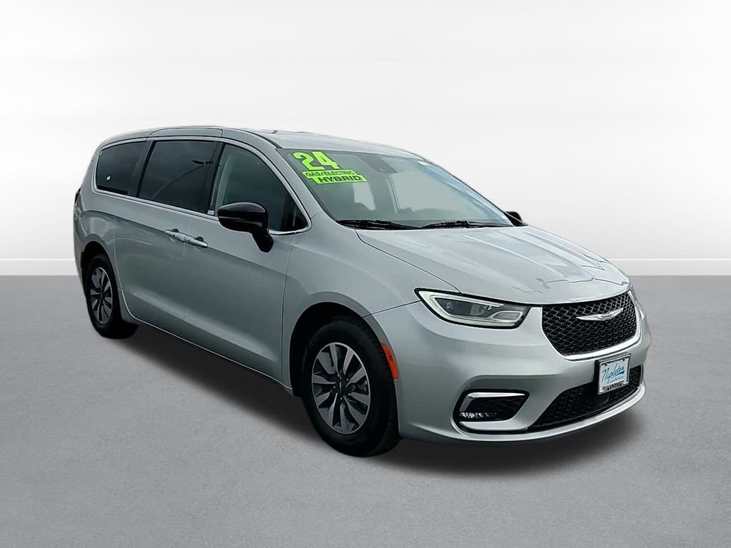 Used 2024 Chrysler Pacifica Limited FWD image 3