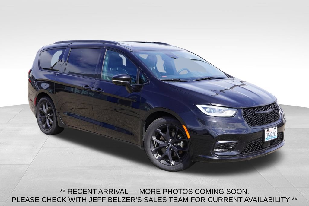 Used 2025 Chrysler Pacifica Limited FWD image 1
