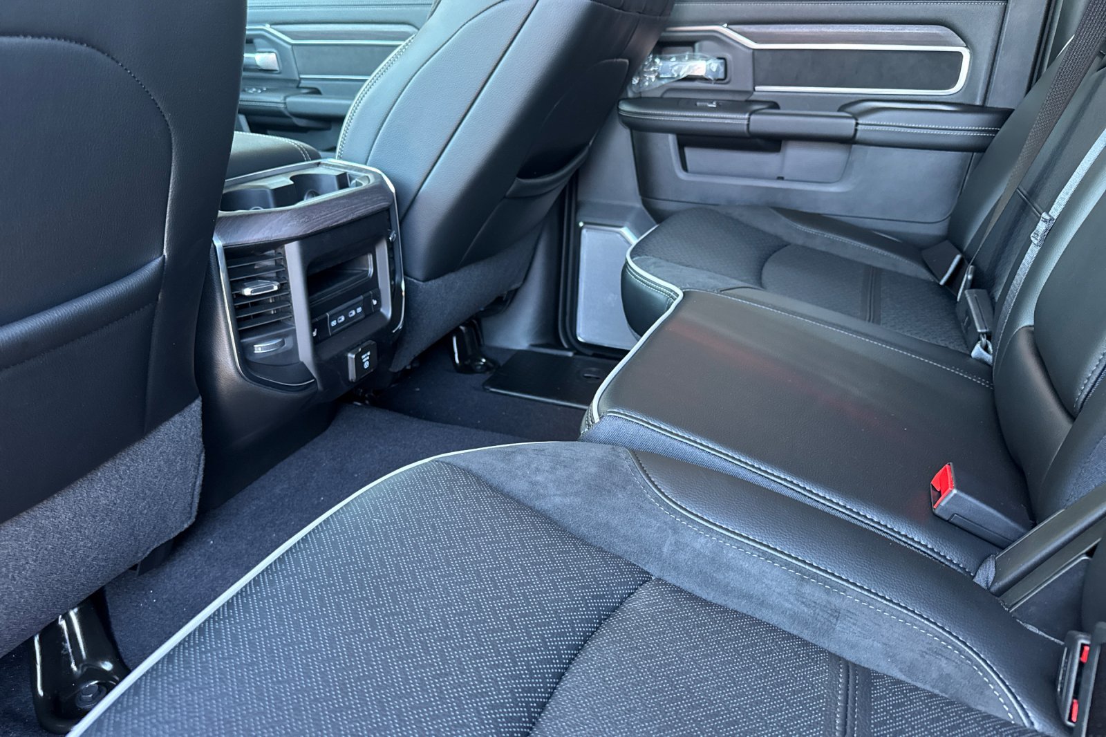 New 2026 RAM 2500 Laramie AWD/4WD image 11