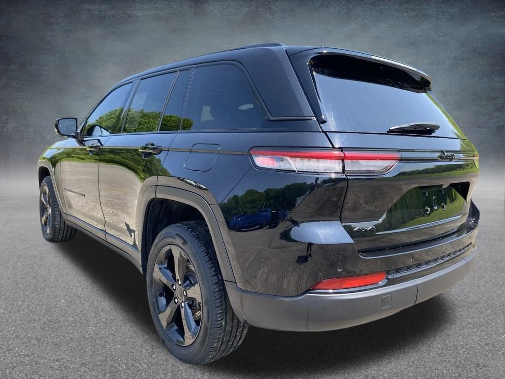 Used 2023 Jeep Grand Cherokee Altitude image 5