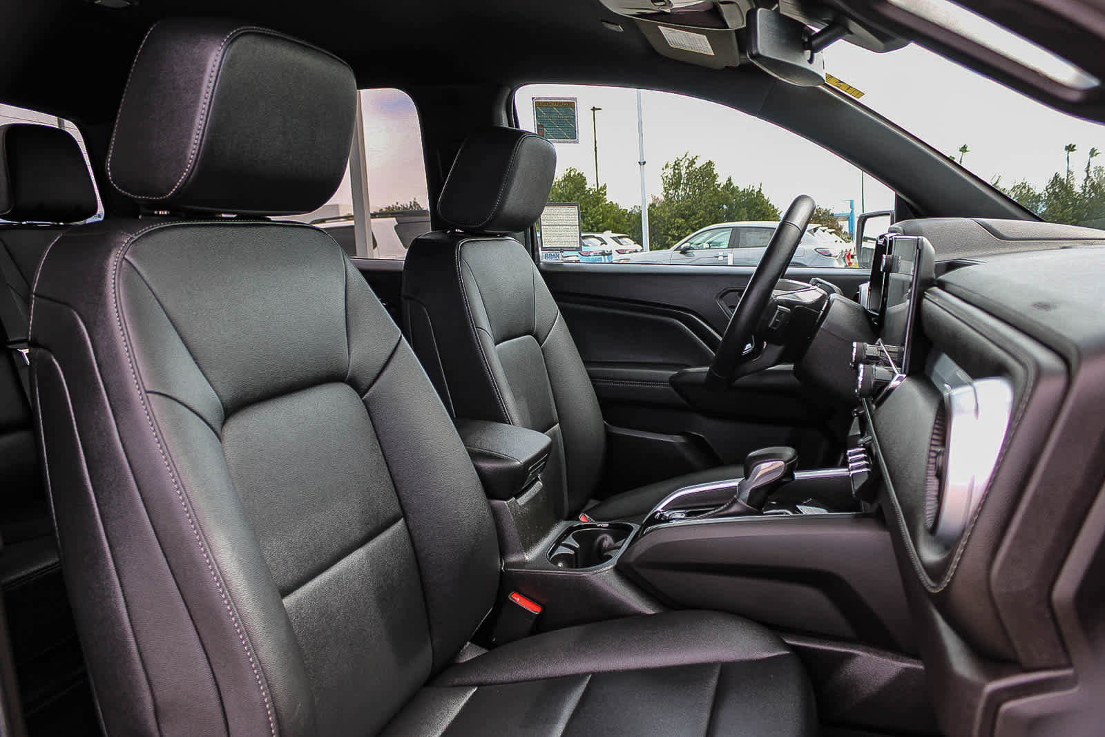 Used 2025 Chevrolet Colorado LT w/ LT Convenience Package image 16