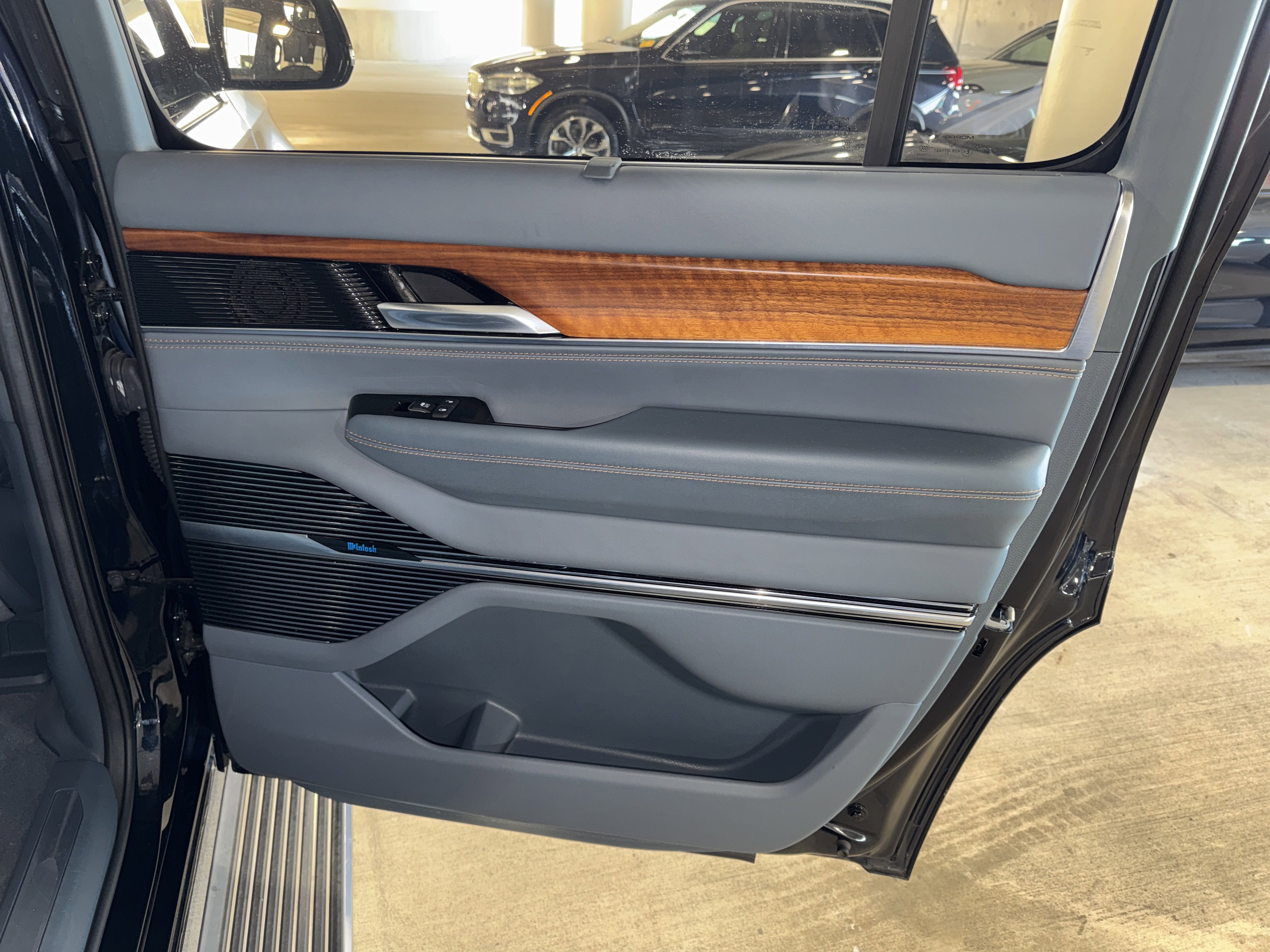 Used 2023 Jeep Grand Wagoneer Series III image 11