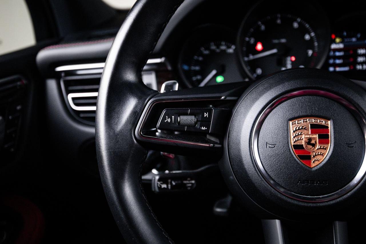 Certified 2023 Porsche Macan AWD/4WD image 17