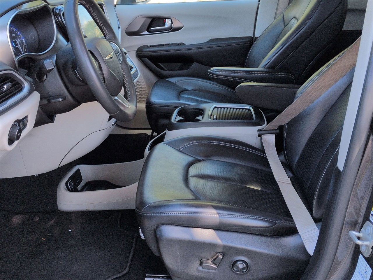 Used 2023 Chrysler Pacifica Touring-L image 18