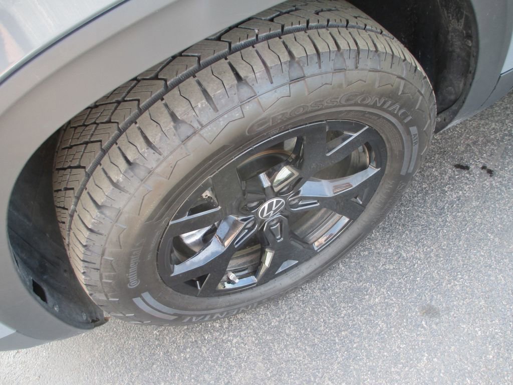 Used 2025 Volkswagen Atlas Peak Edition SE AWD/4WD image 12