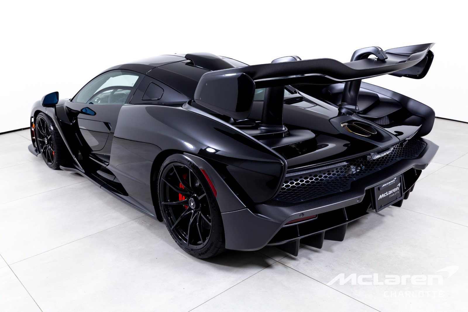 Used 2019 McLaren Senna RWD image 7