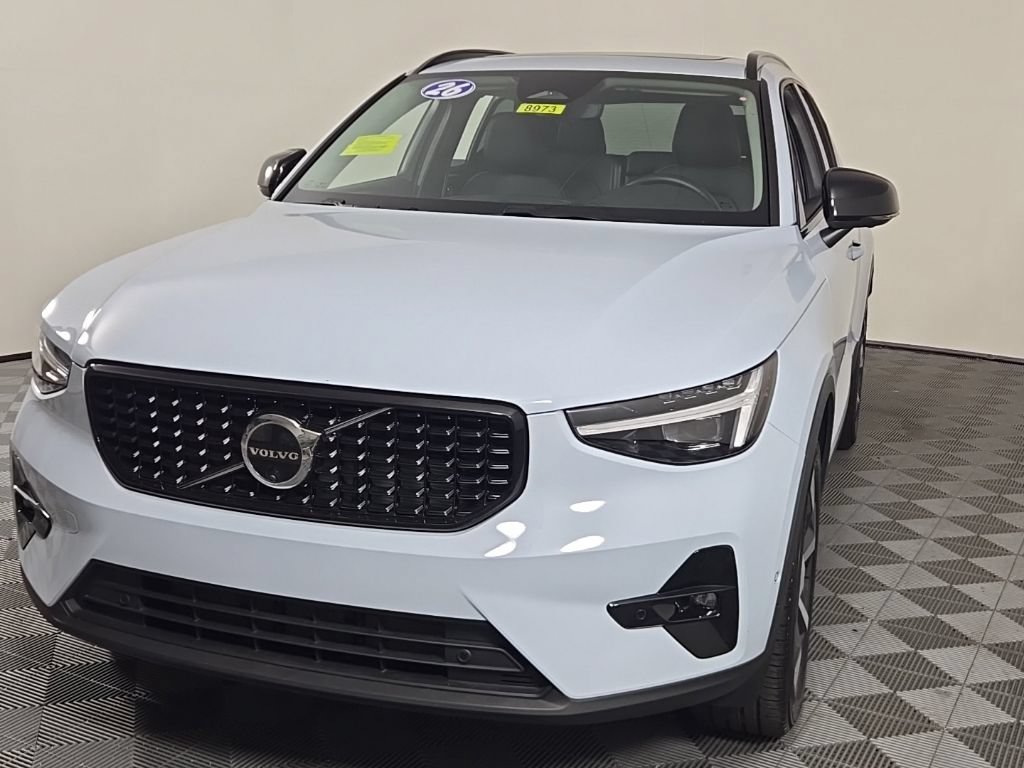 Certified 2026 Volvo XC40 B5 Plus AWD/4WD image 3