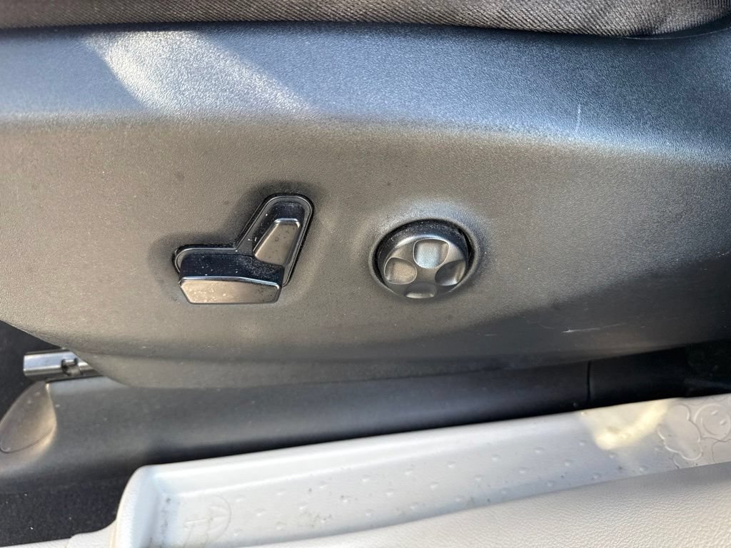 Used 2020 Chrysler Pacifica Touring-L FWD image 11