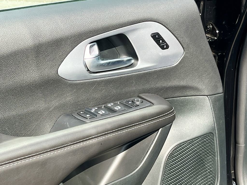 New 2026 Chrysler Pacifica Limited FWD image 15